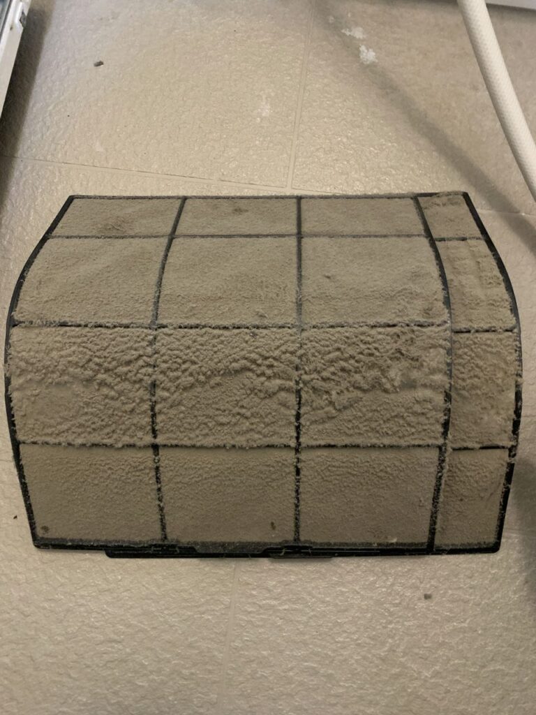 汚れているダイキンのエアコンのフィルタ