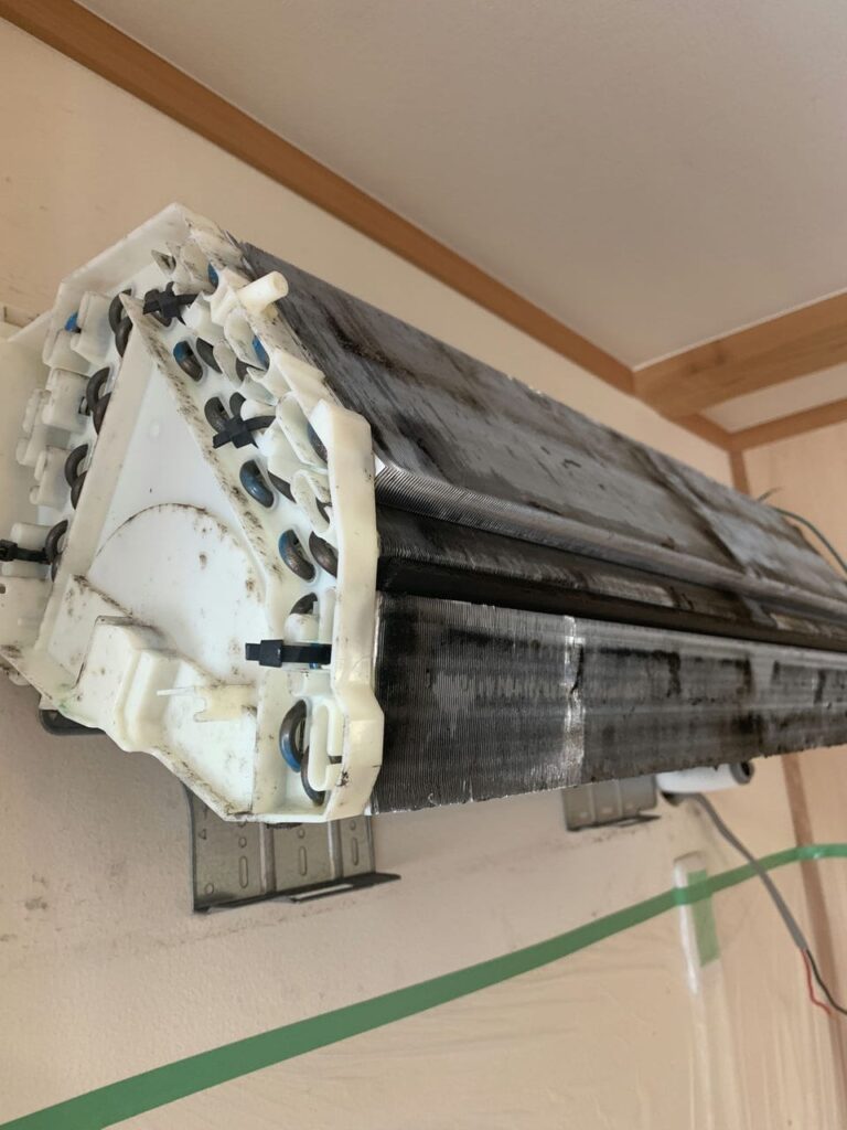 汚れている富士通のエアコンの熱交換器