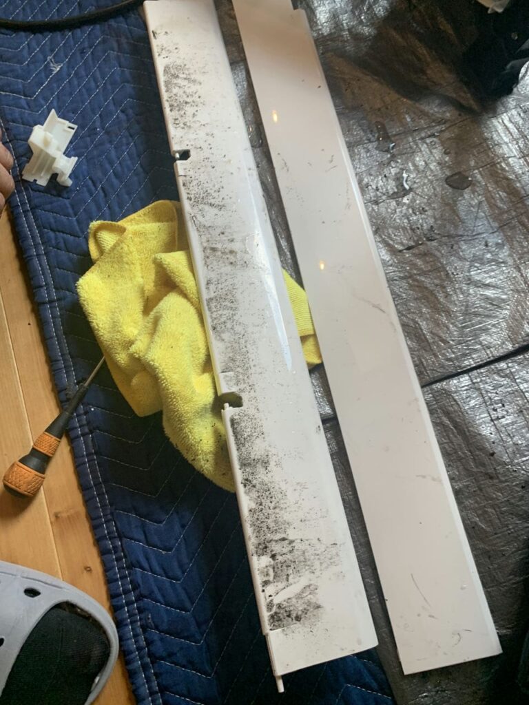 汚れている富士通のエアコンの部品