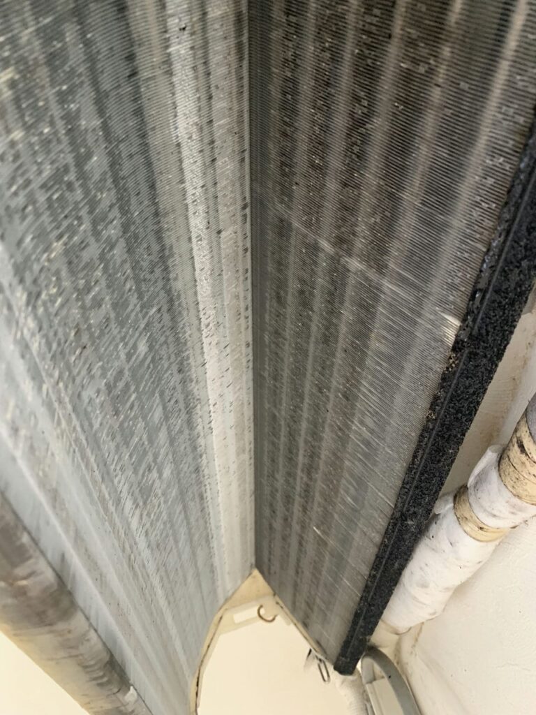 汚れている日立のエアコンの熱交換器