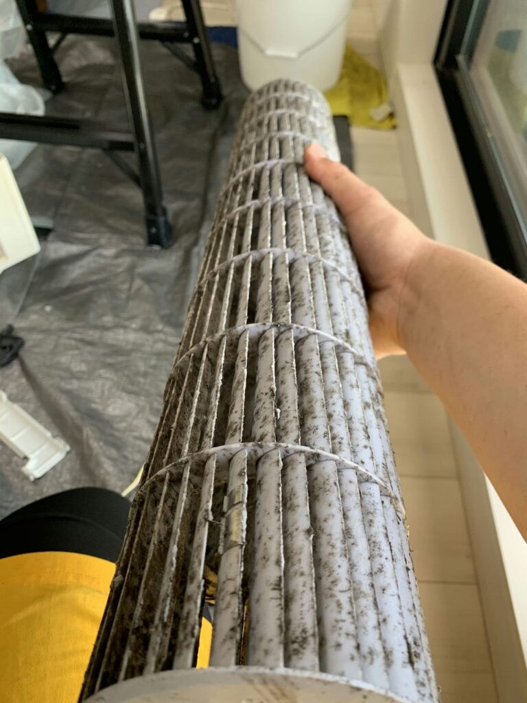 汚れている日立のエアコンの送風ファン