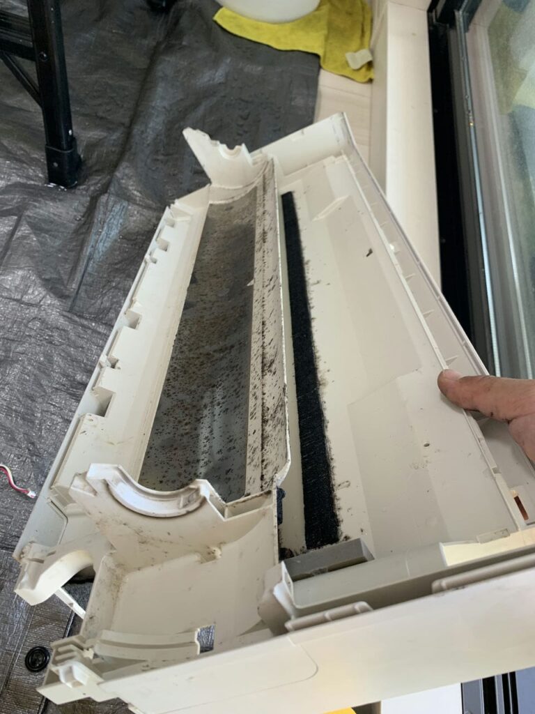 汚れている日立のエアコンのドレンパン