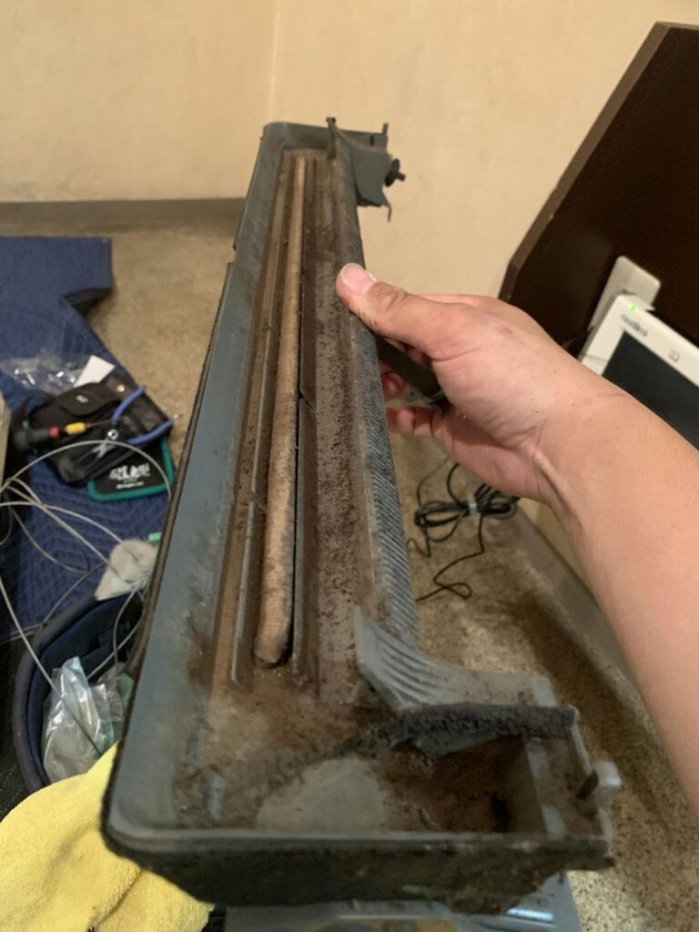 汚れている日立のエアコンの部品