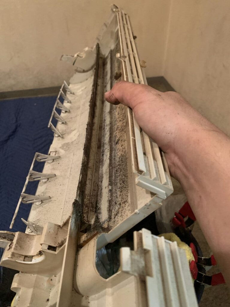 汚れている日立のエアコンのドレンパン