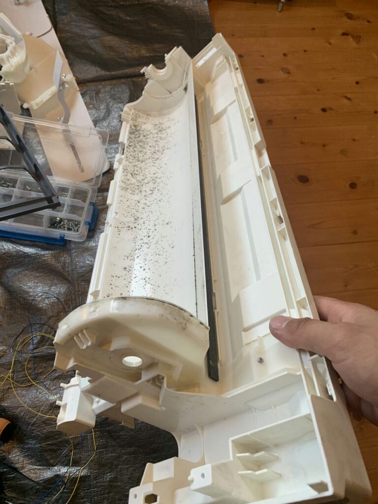 汚れている三菱電機のエアコンのドレンパン