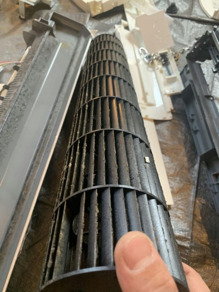 汚れている三菱電機のエアコンの送風ファン