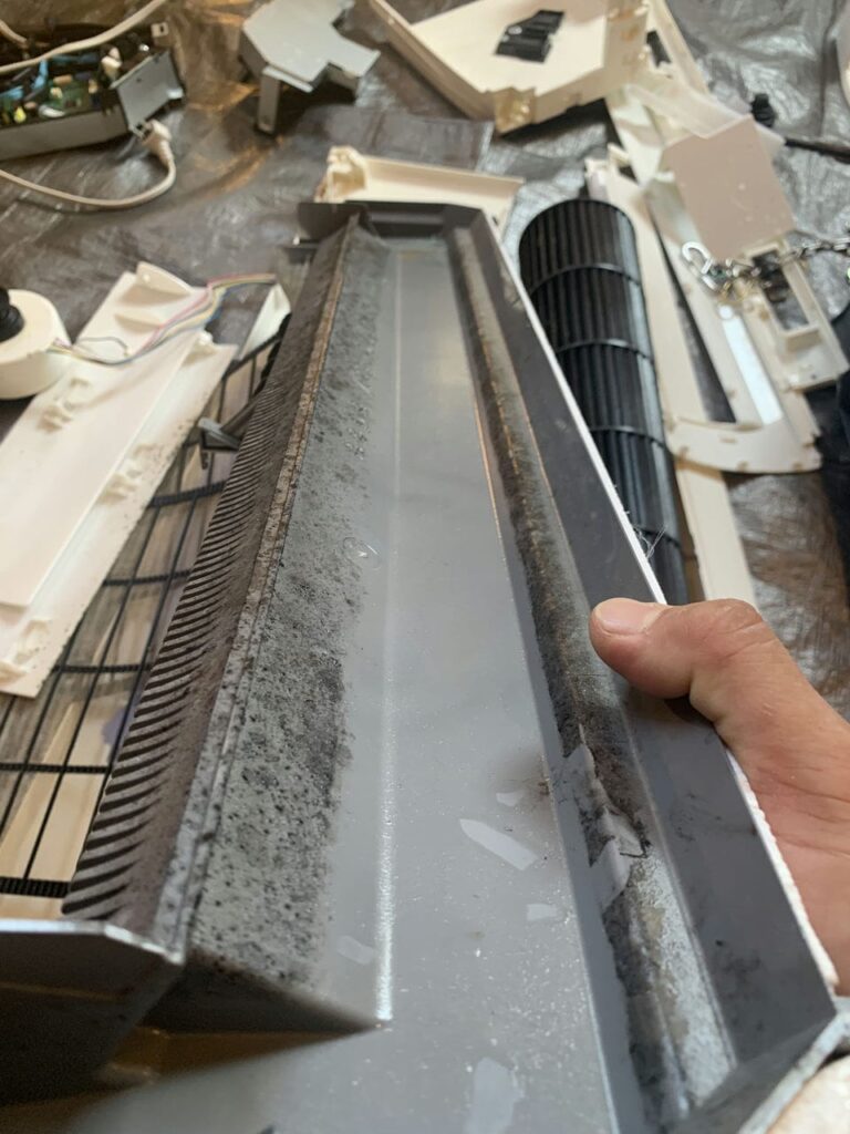 汚れている三菱電機のエアコンのケーシング