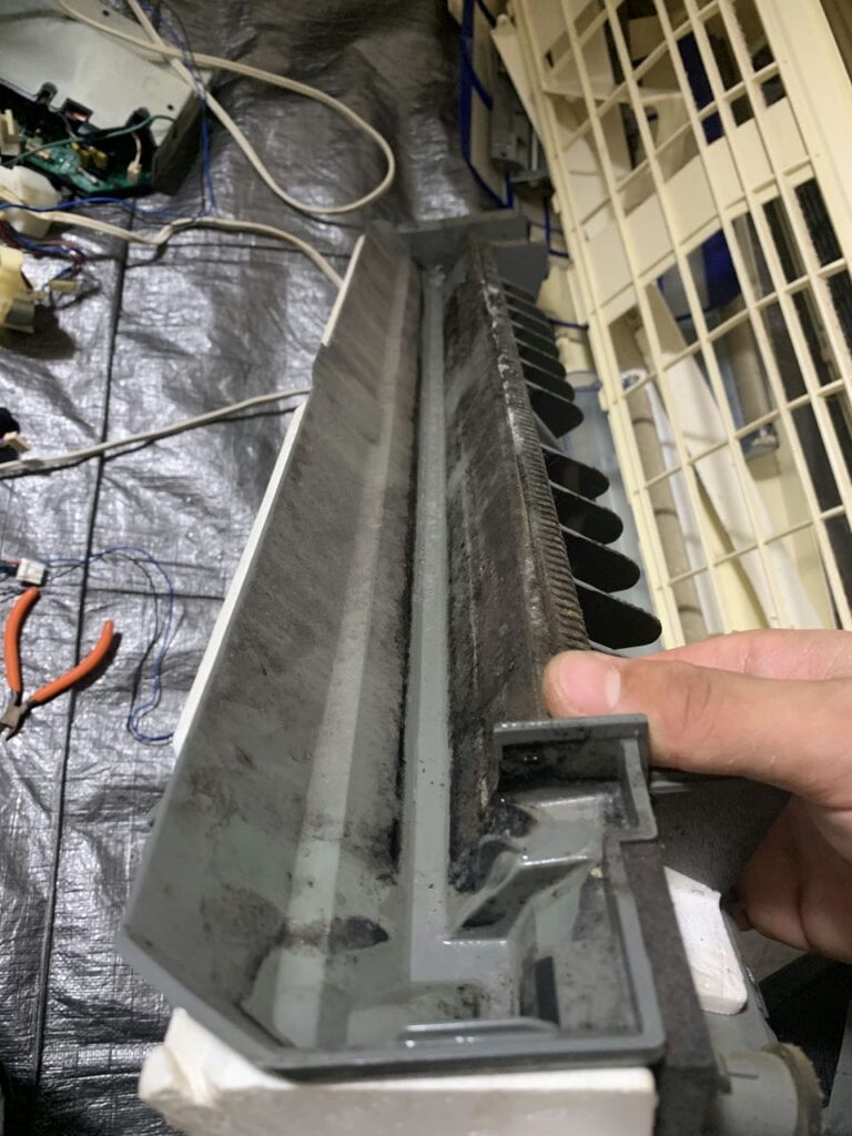 汚れている三菱電機のエアコンのドレンパン