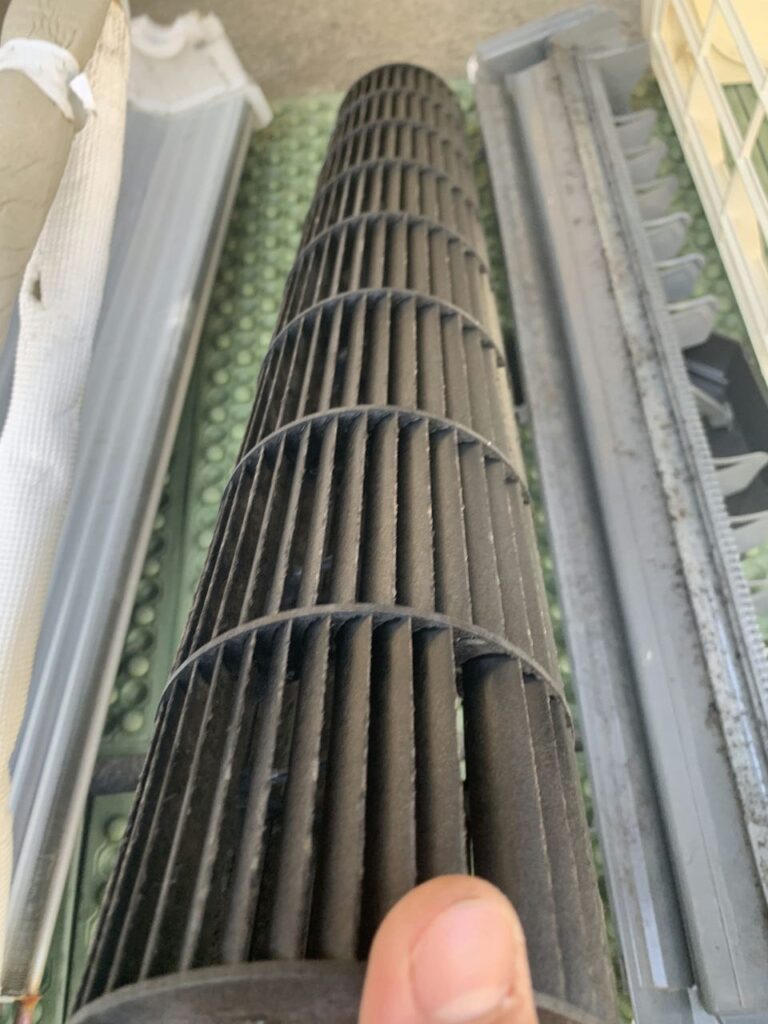汚れている三菱電機のエアコンの送風ファン