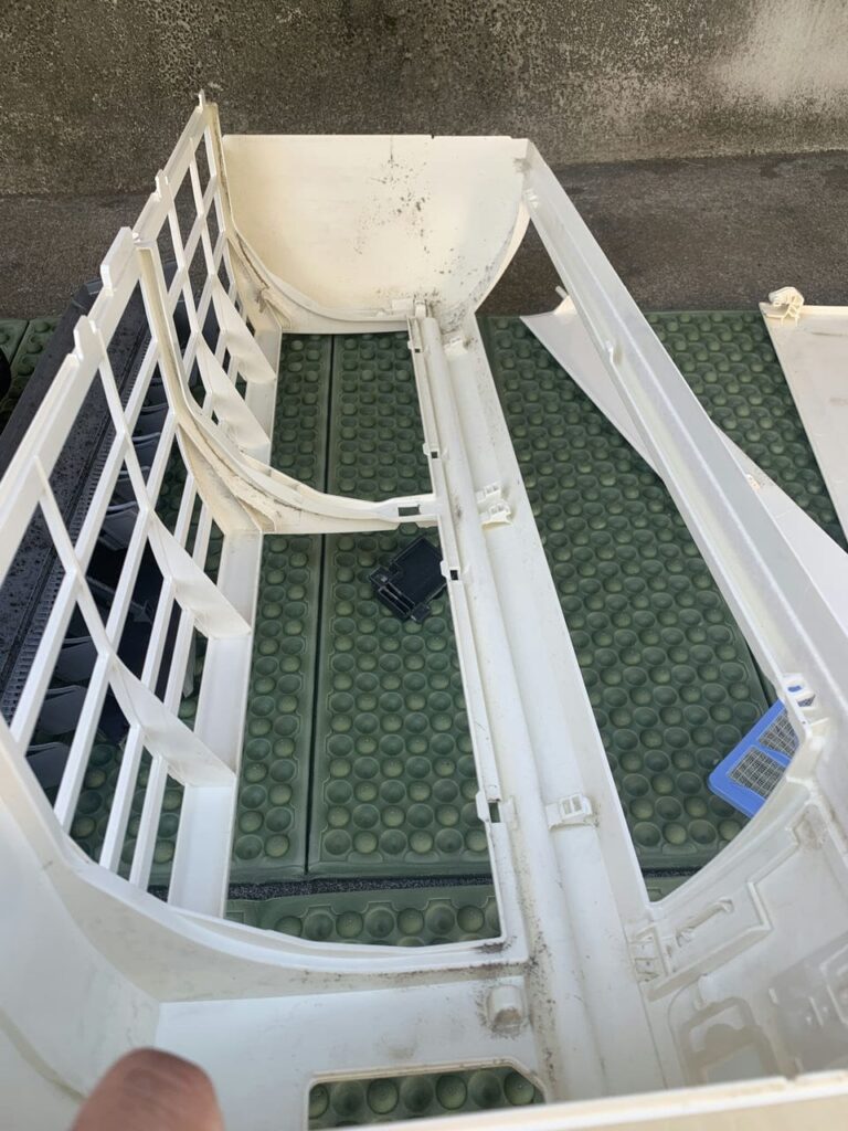 汚れている三菱電機のエアコンのケーシング