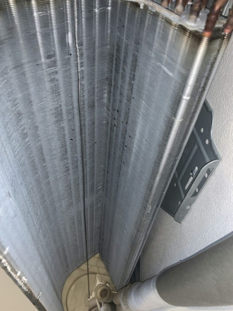 汚れているパナソニックのエアコンの熱交換器