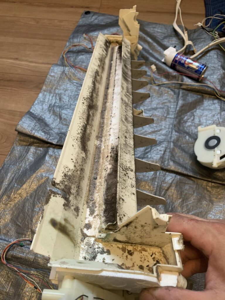 汚れているパナソニックのエアコンのドレンパン