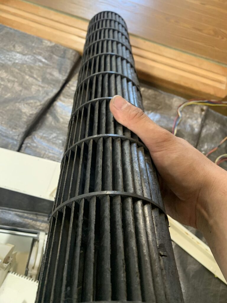 汚れているパナソニックのエアコンの送風ファン