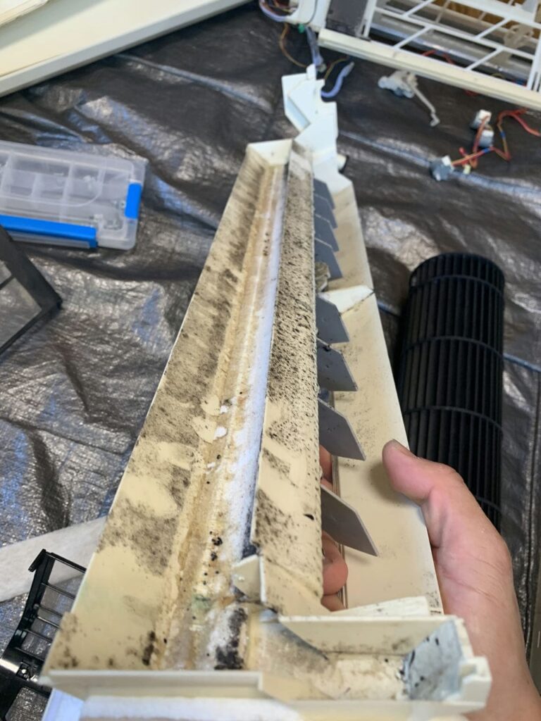 汚れているパナソニックのエアコンのドレンパン