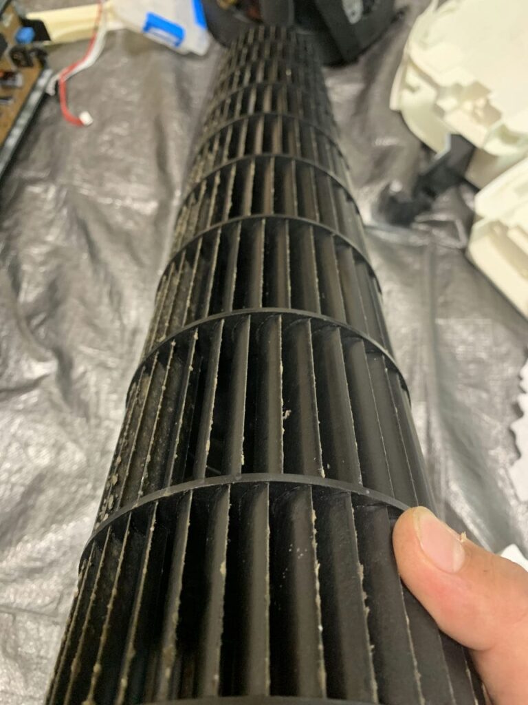 汚れているパナソニックのエアコンの送風ファン