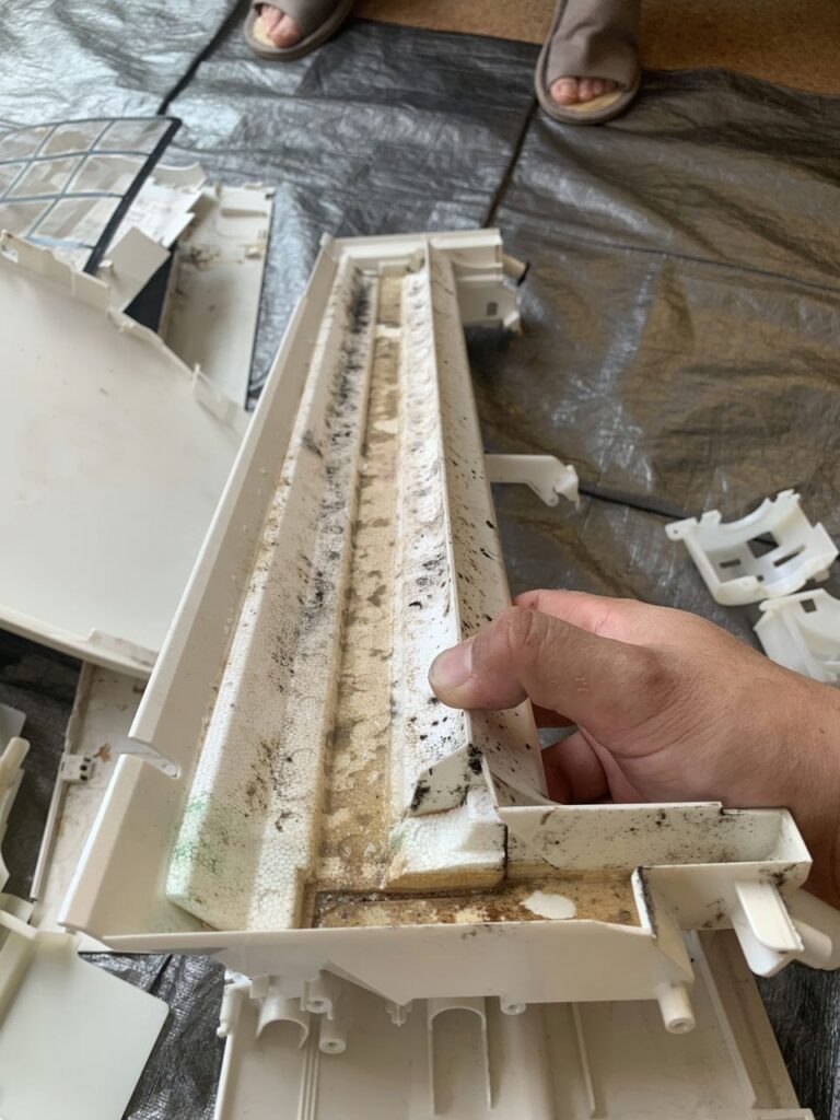 汚れているパナソニックのエアコンのドレンパン