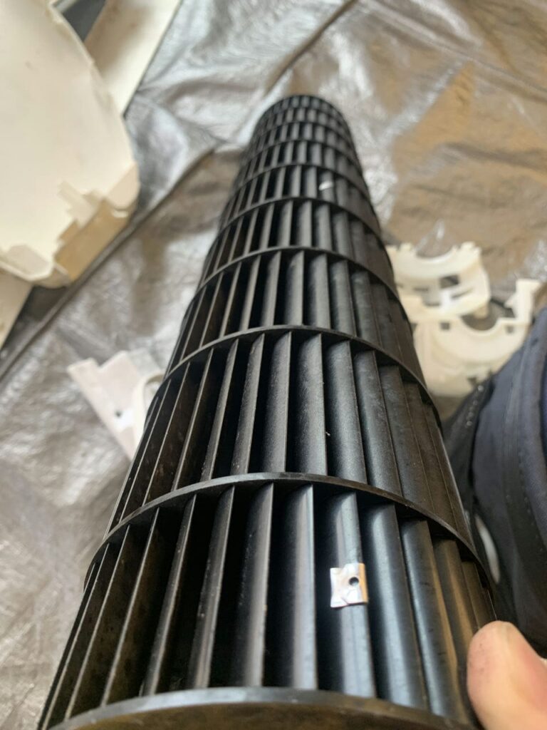 汚れているパナソニックのエアコンの送風ファン
