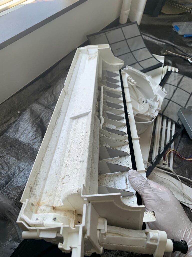 汚れているシャープのエアコンのドレンパン
