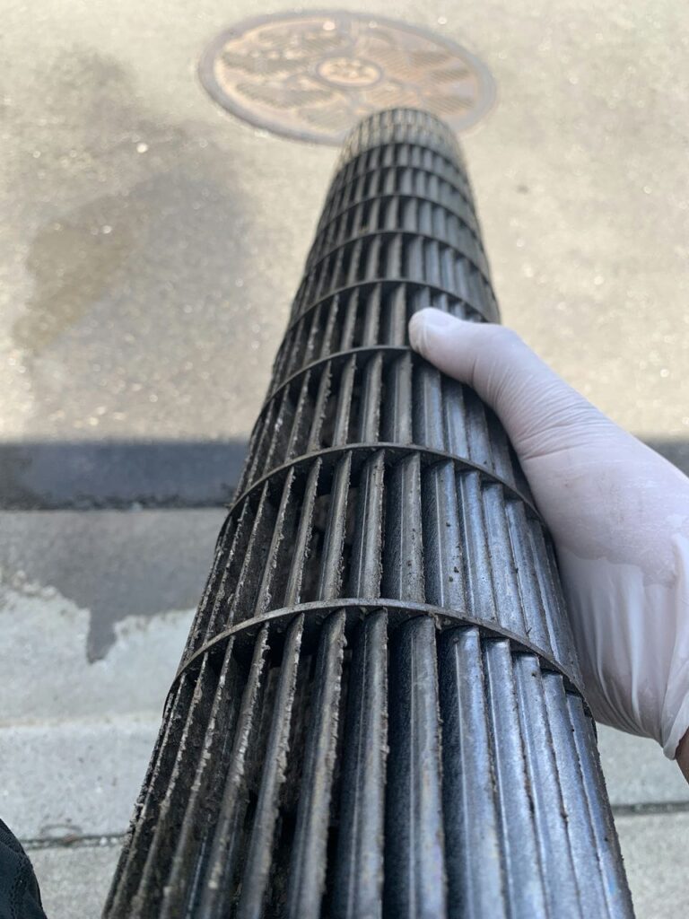 汚れているシャープのエアコンの送風ファン
