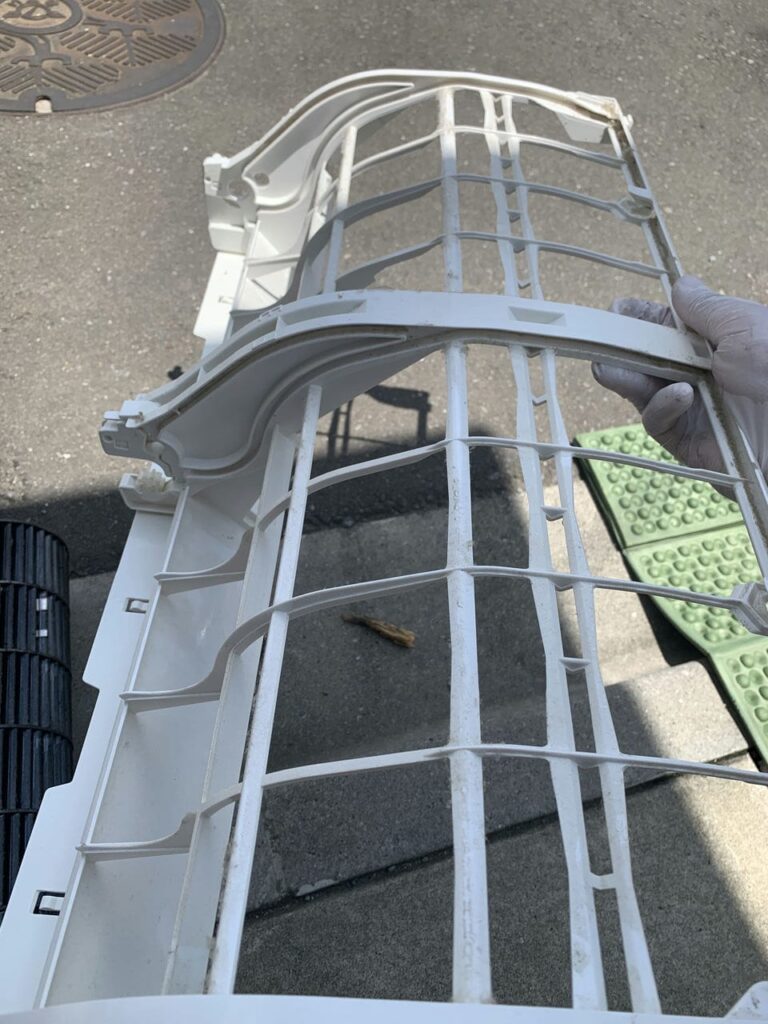 汚れているシャープのエアコンのフィルター部品