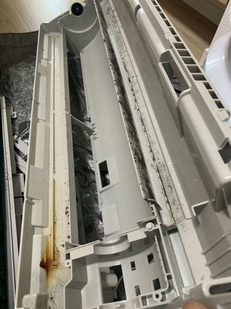 汚れているシャープのエアコンのドレンパン