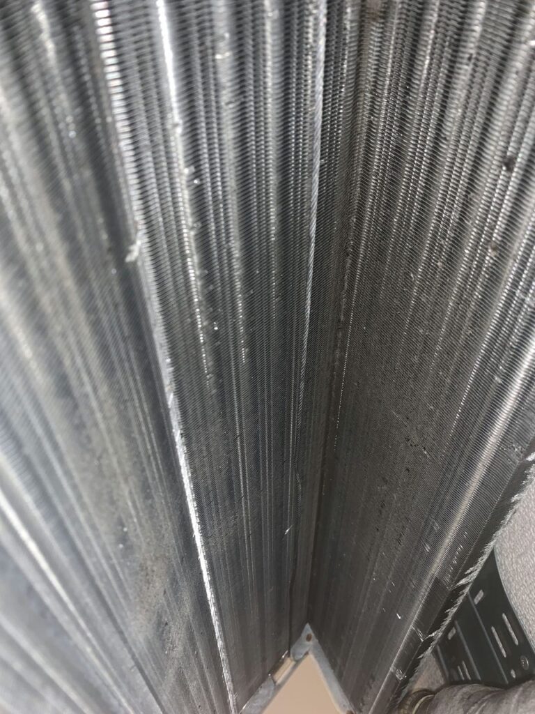 汚れているダイキンのエアコンの熱交換器