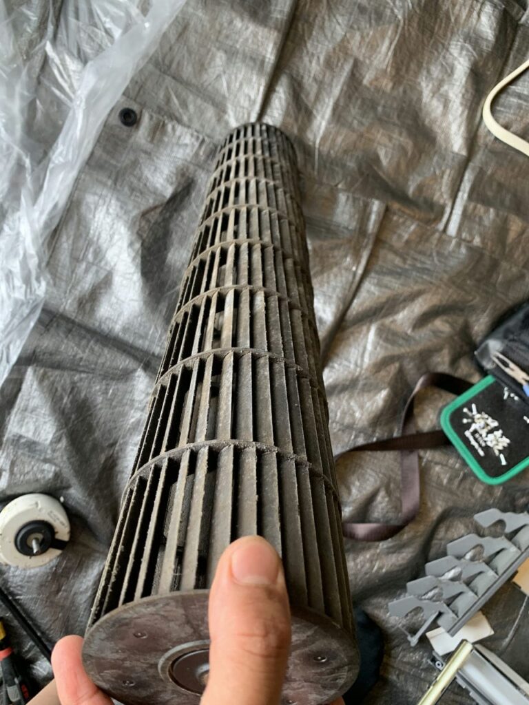 汚れている日立のエアコンの送風ファン