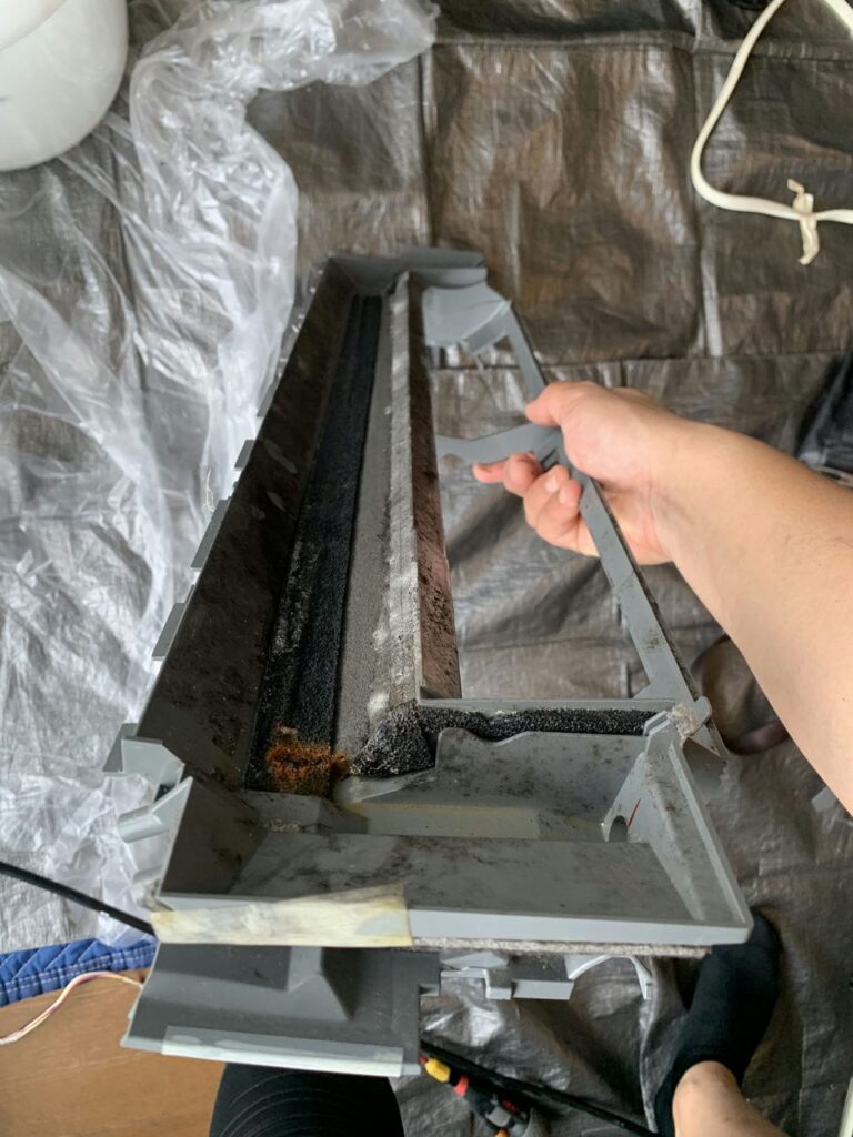 汚れている日立のエアコンのケーシング