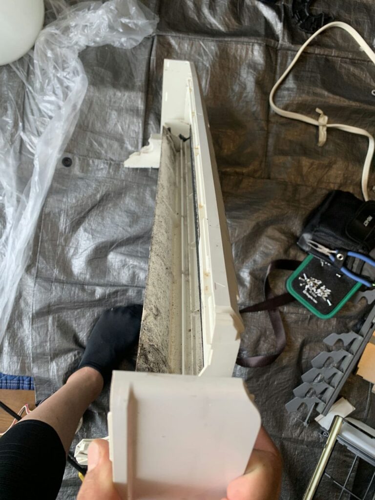 汚れている日立のエアコンのケーシング