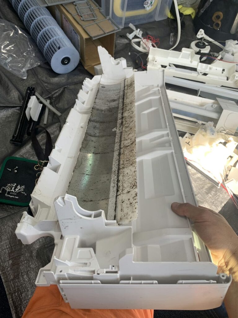 汚れている日立のエアコンのドレンパン