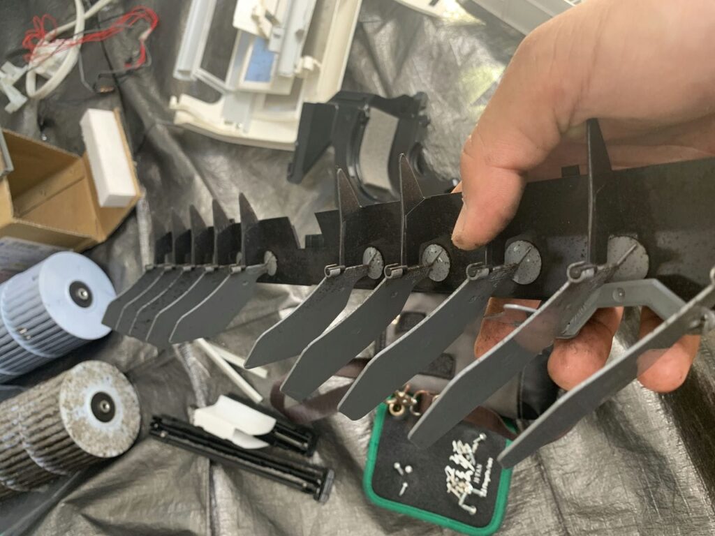 汚れている日立のエアコンのフィルター