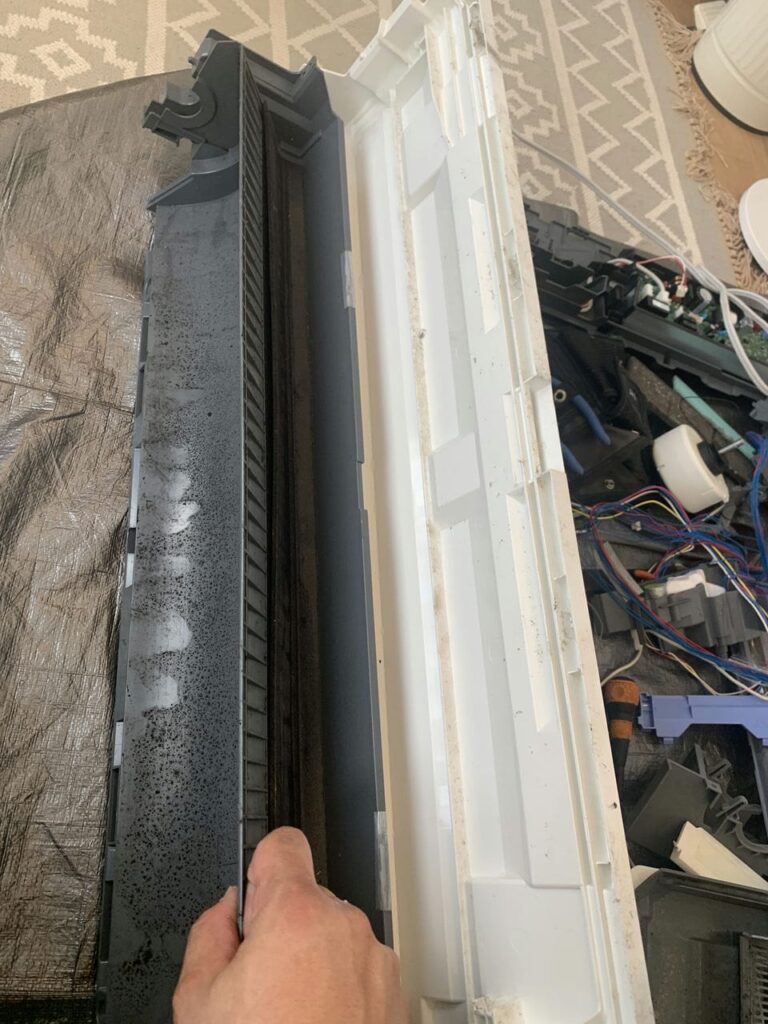 汚れている三菱電機のエアコンのドレンパン