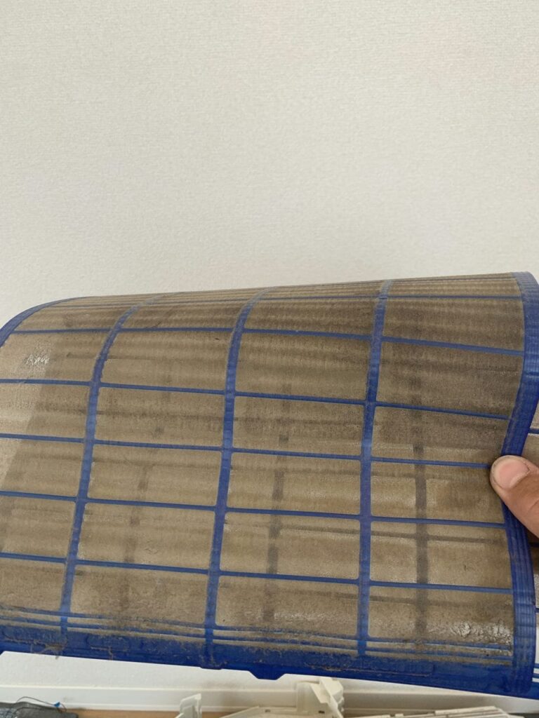 汚れている三菱電機のエアコンのフィルター