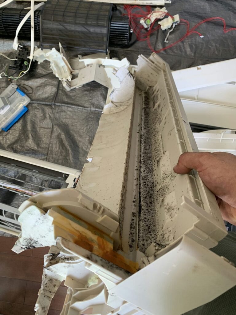 汚れているパナソニックのエアコンのドレンパン