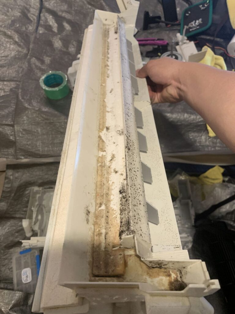 汚れているパナソニックのエアコンのドレンパン