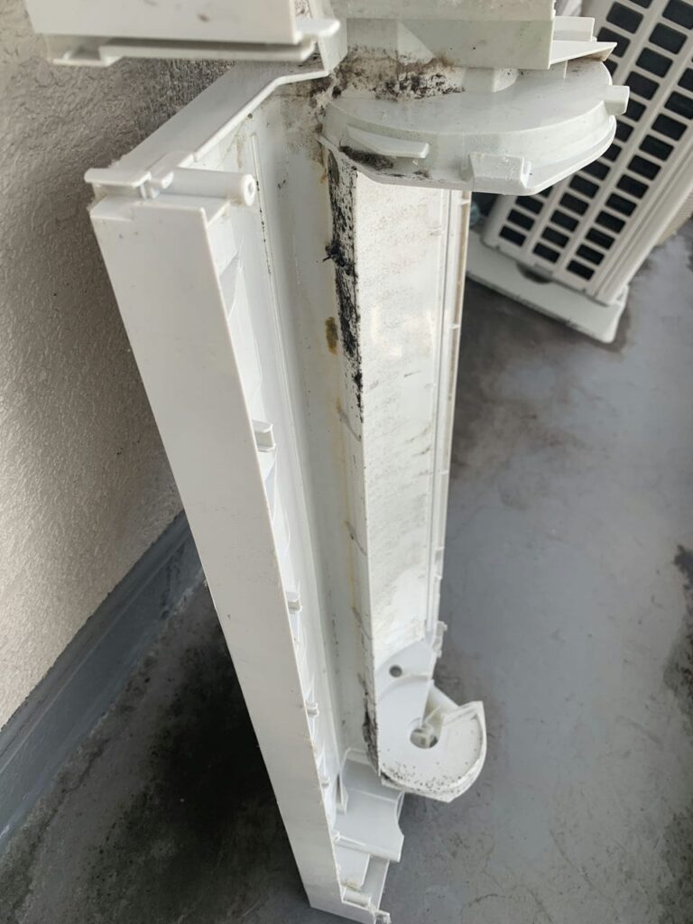 汚れているパナソニックのエアコンのドレンパン