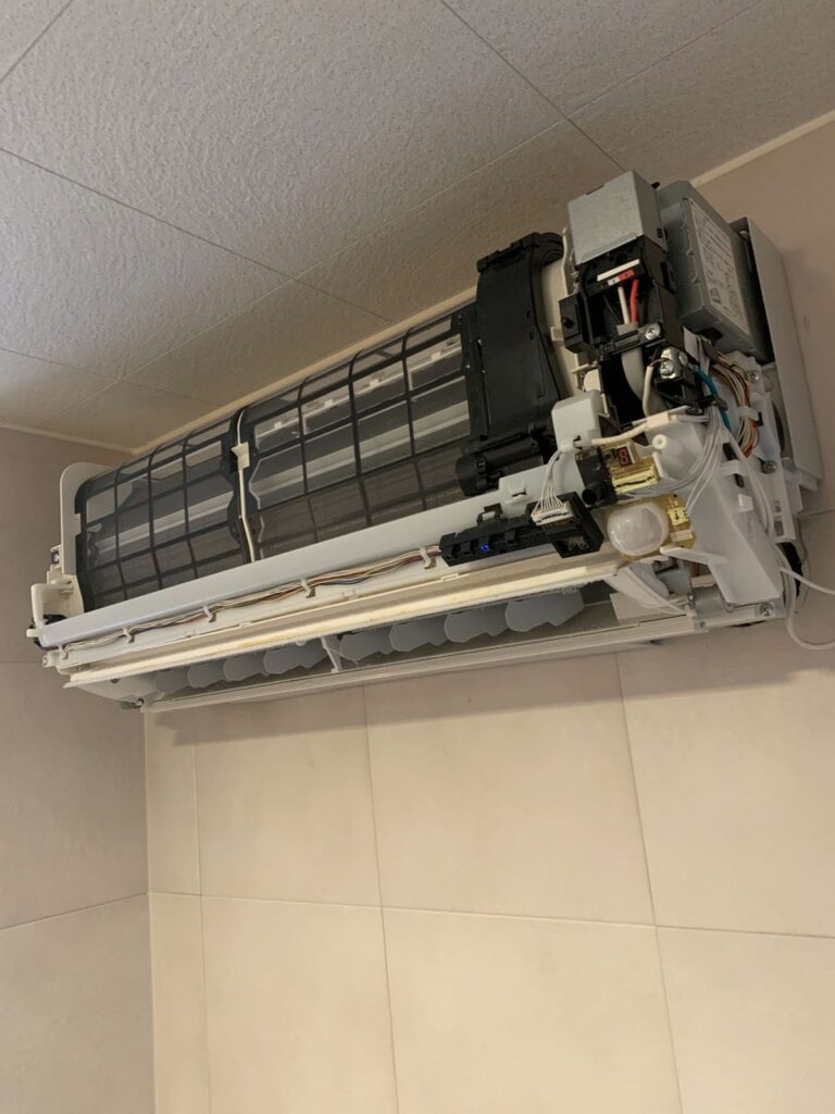 綺麗になった蓋が外されたお掃除機能付きのパナソニックのエアコン