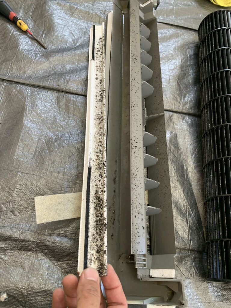 汚れているパナソニックのエアコンのドレンパン