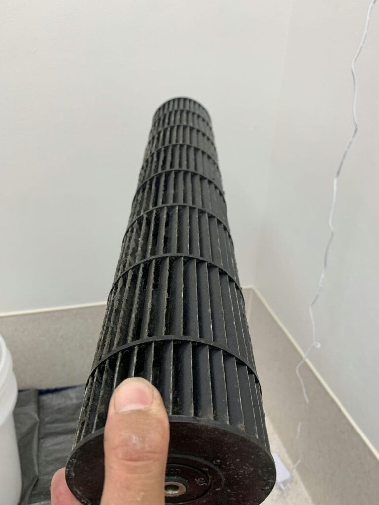 汚れているパナソニックのエアコンの送風ファン
