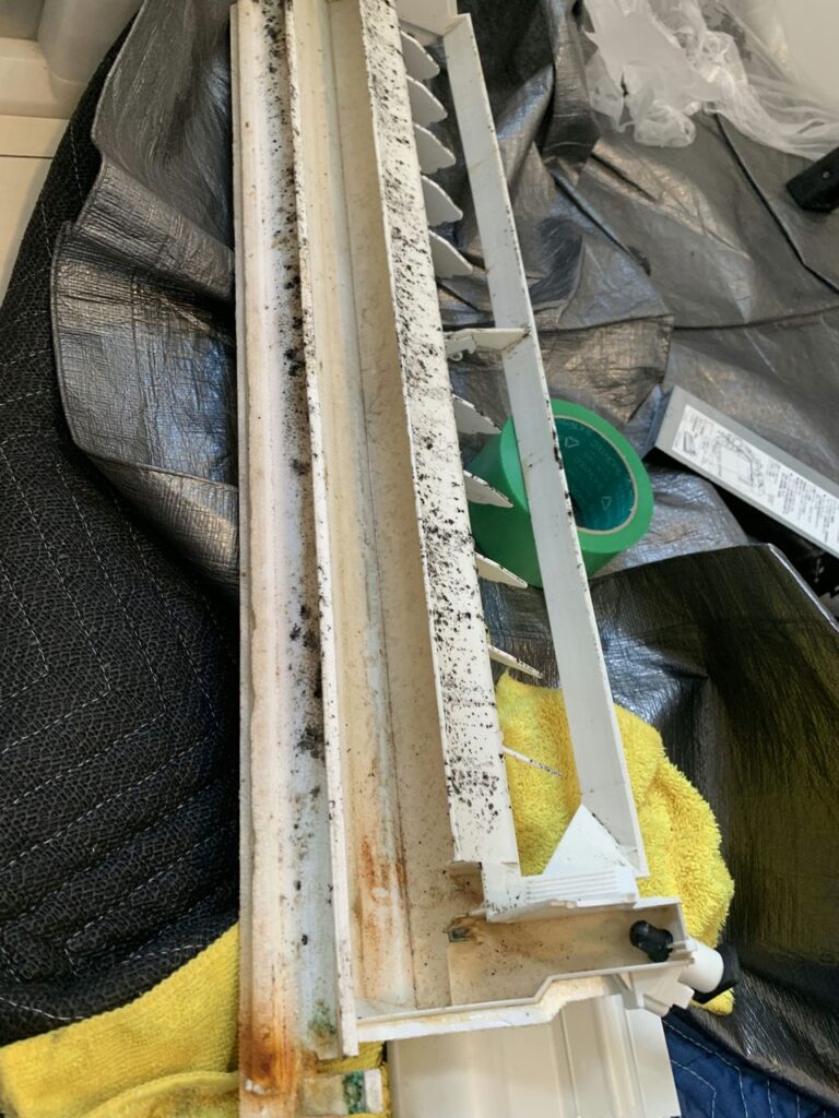 汚れているパナソニックのエアコンのドレンパン