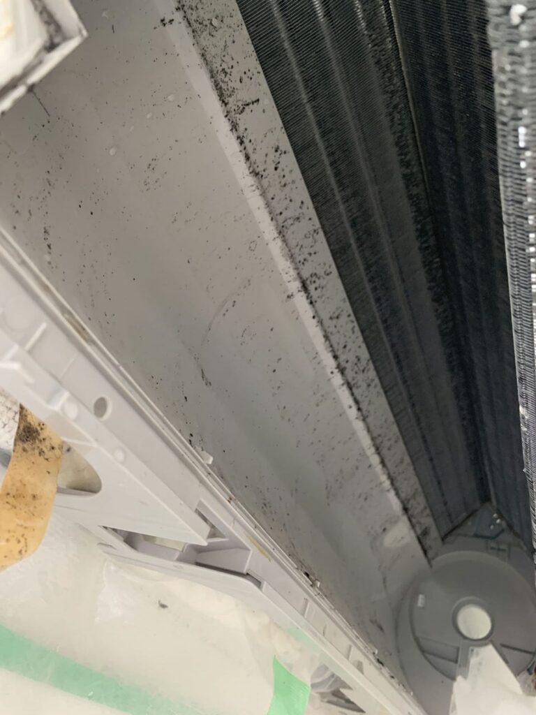 汚れているパナソニックのエアコンの熱交換器