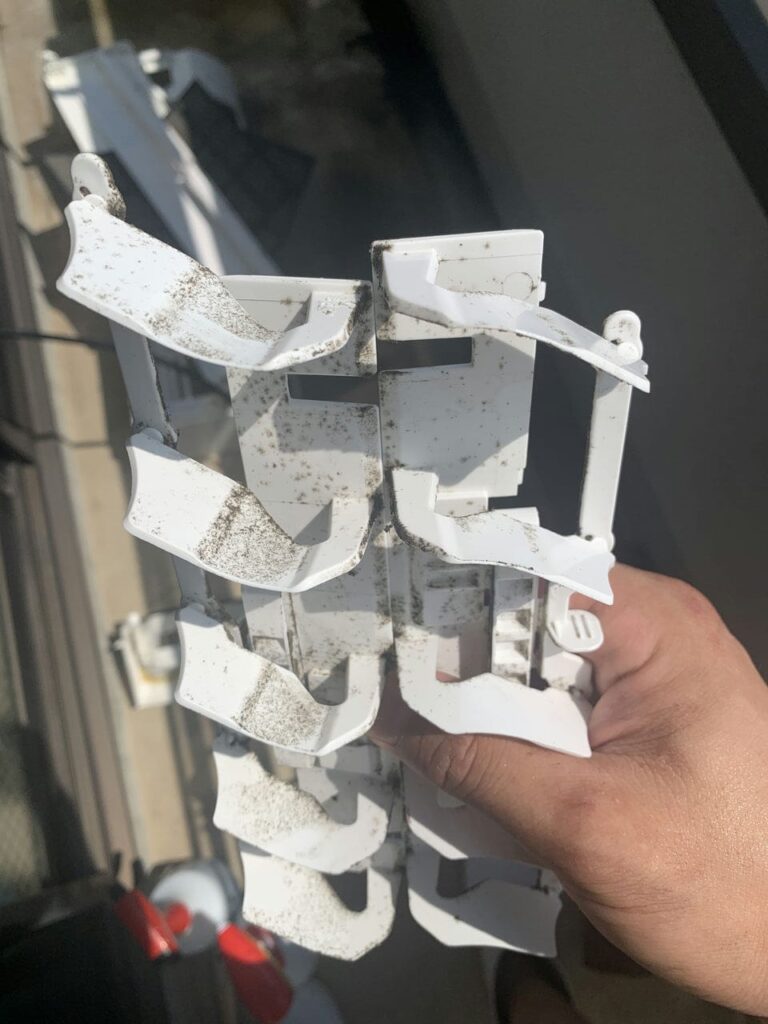 汚れているシャープのエアコンの部品