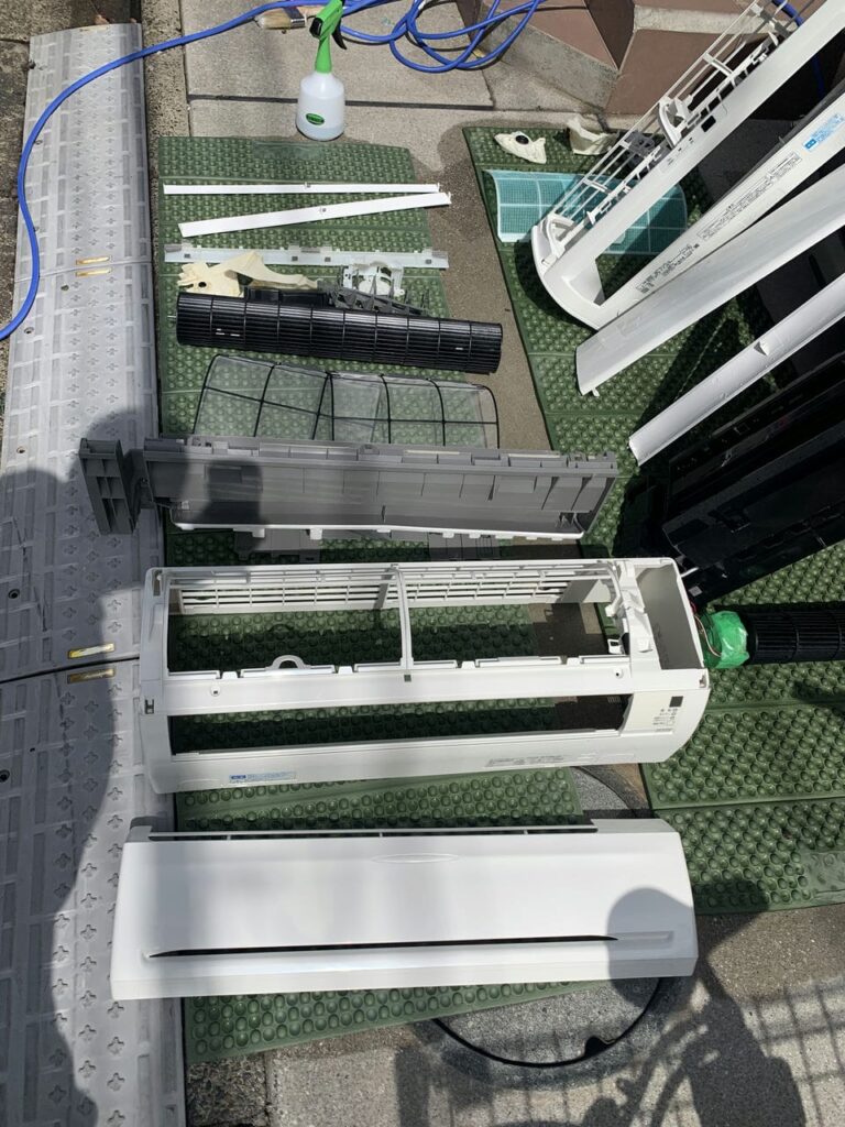 綺麗になった完全分解されたダイキンのエアコン