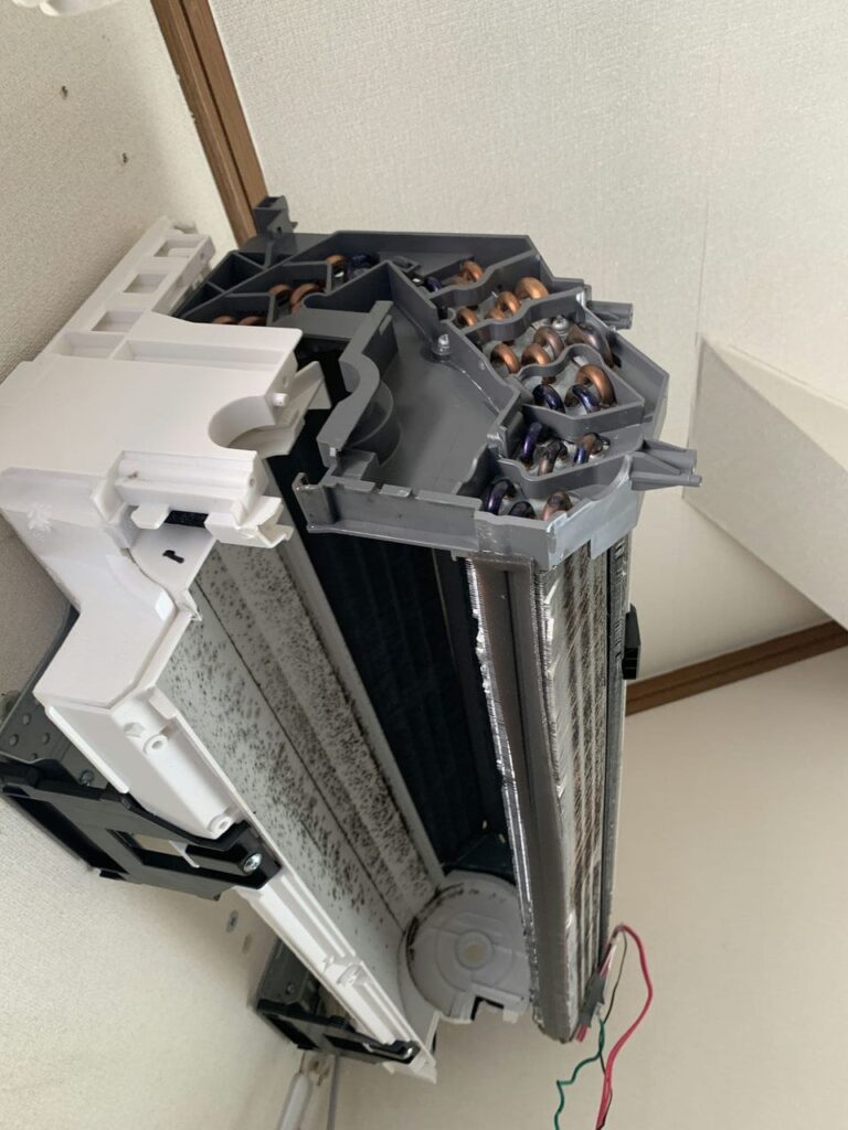 汚れている富士通のエアコンの熱交換器