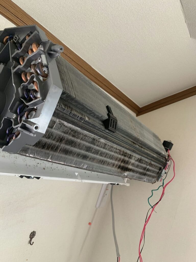 汚れている富士通のエアコンの熱交換器