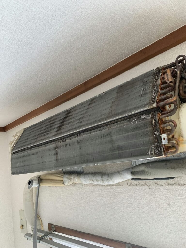 汚れている富士通のエアコンの熱交換器