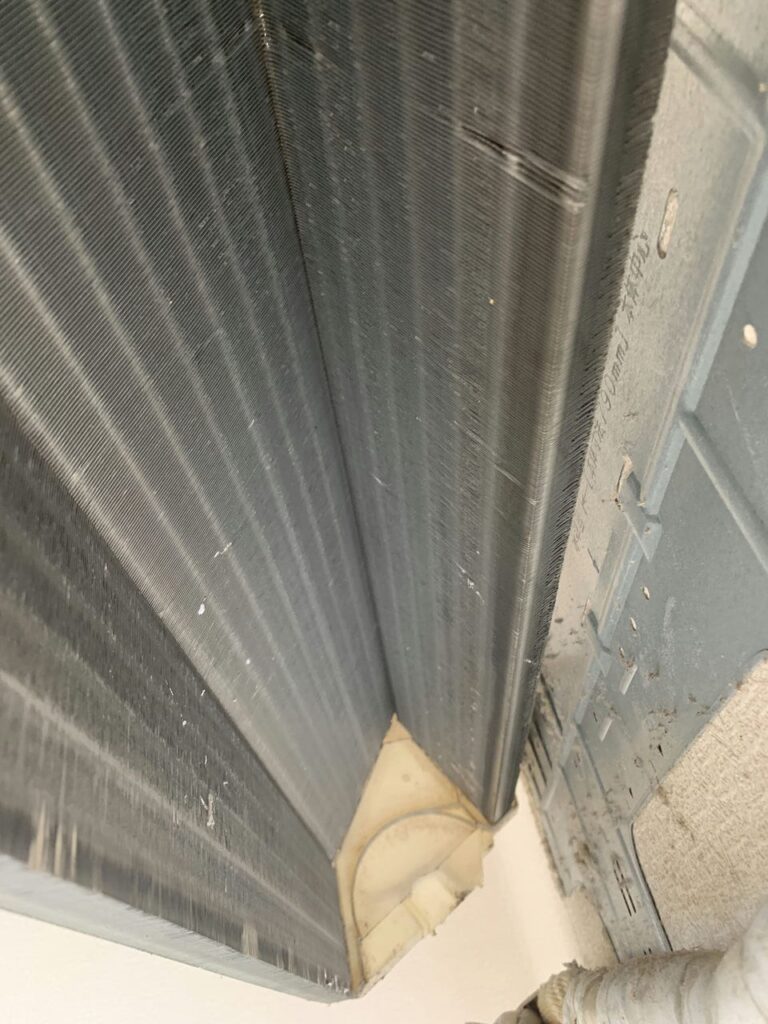 汚れている富士通のエアコンの熱交換器