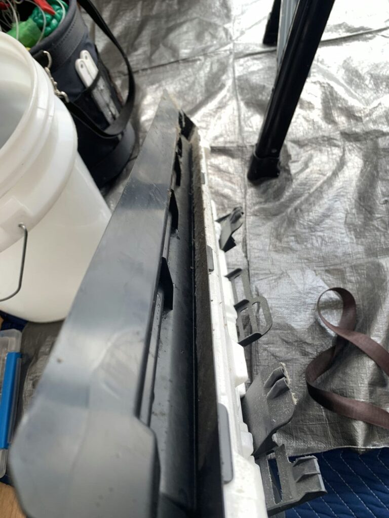 汚れている富士通のエアコンのフィルター部品