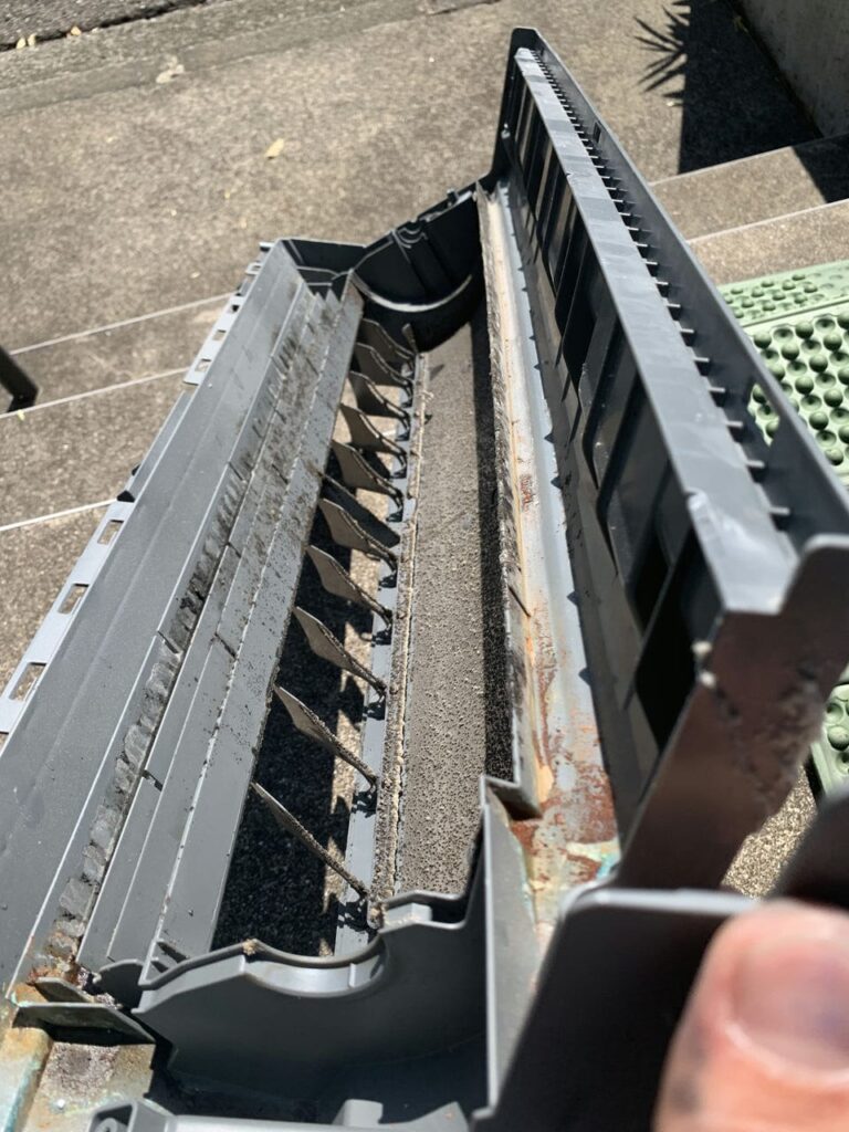 汚れている日立のエアコンのドレンパン