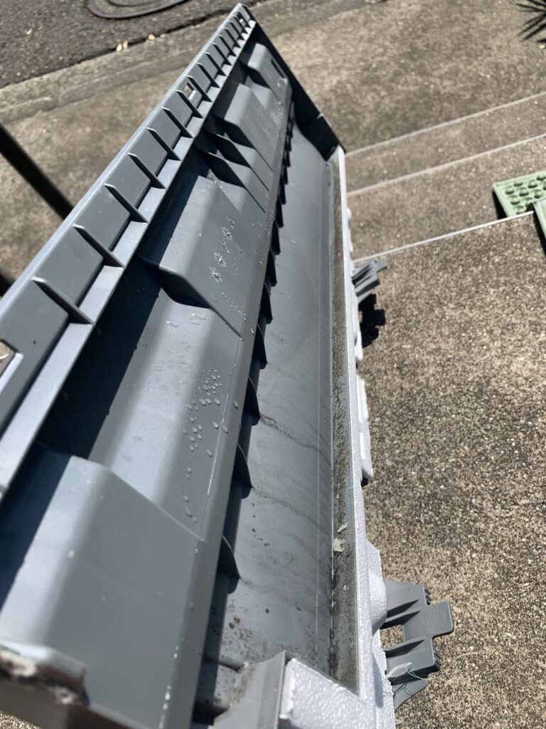 汚れている日立のエアコンのケーシング